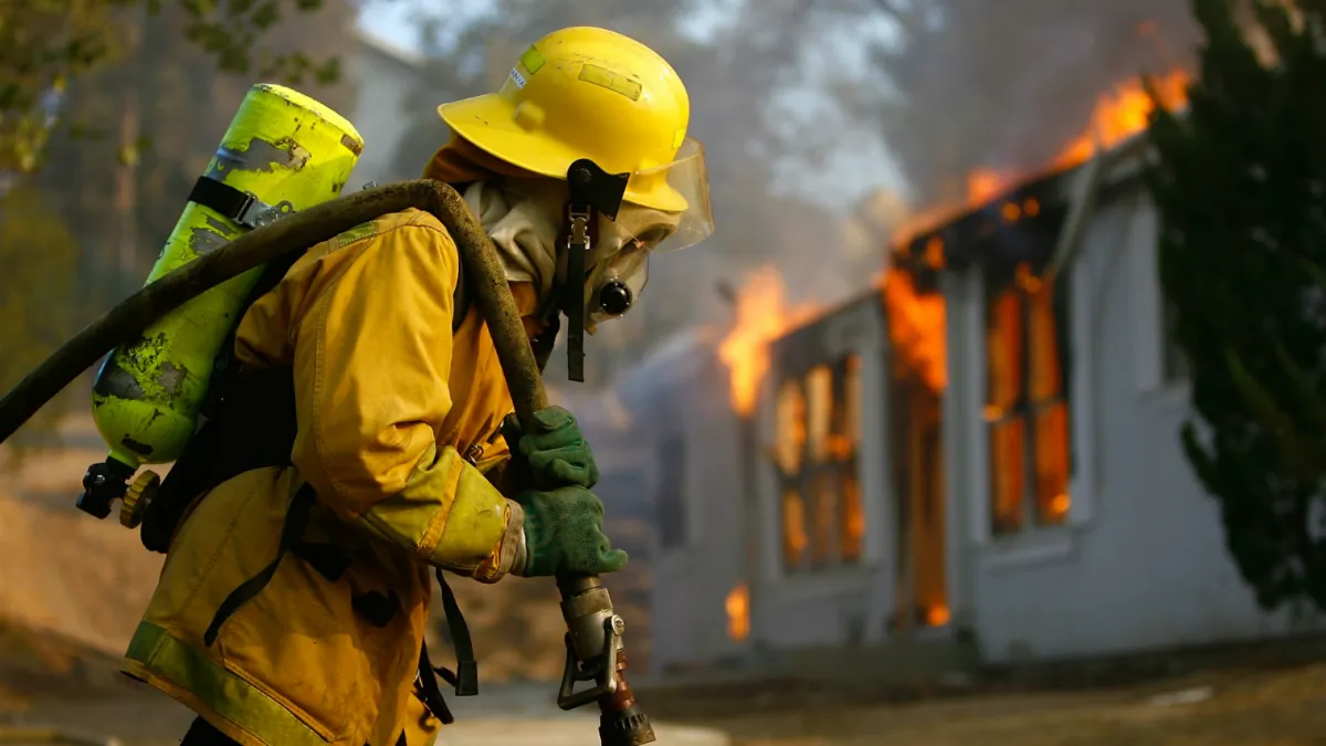 Equipo de bomberos en emergencia